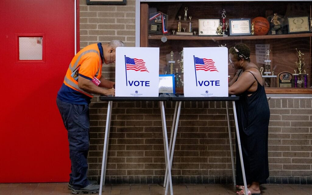Des électeurs votent lors des primaires au lycée Northwestern de Détroit, le 4 août 2026. (Crédit : Nic Antaya/AP) Des électeurs votent lors des primaires au lycée Northwestern de Détroit, le 4 août 2026. (Crédit : Nic Antaya/AP)
