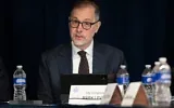 Le contrôleur financier de la ville de New York, Mark Levine, s’exprime lors de la réunion annuelle du Conseil de contrôle financier de l’État de New York, le 12 août 2026, à New York. (Crédit: AP Photo/Yuki Iwamura)
