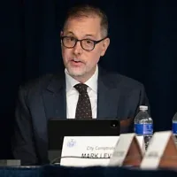 Le contrôleur financier de la ville de New York, Mark Levine, s’exprime lors de la réunion annuelle du Conseil de contrôle financier de l’État de New York, le 12 août 2026, à New York. (Crédit: AP Photo/Yuki Iwamura)