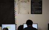 Des élèves travaillent devant des affiches représentant les Dix Commandements et la Déclaration des droits, accrochées dans une salle de classe du lycée Lehman High School à Kyle, au Texas, le 16 octobre 2025. (Crédit : AP/Eric Gay)