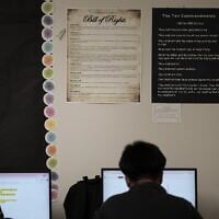Des élèves travaillent devant des affiches représentant les Dix Commandements et la Déclaration des droits, accrochées dans une salle de classe du lycée Lehman High School à Kyle, au Texas, le 16 octobre 2025. (Crédit : AP/Eric Gay)