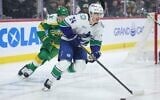 Le défenseur des Canucks de Vancouver, Zeev Buium (24), patine avec le palet lors de la première période d'un match de hockey de la NHL, le 2 avril 2026, à Saint Paul, dans le Minnesota. (Crédit : AP Photo/Matt Krohn)