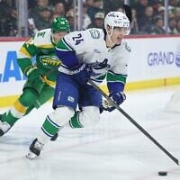 Le défenseur des Canucks de Vancouver, Zeev Buium (24), patine avec le palet lors de la première période d'un match de hockey de la NHL, le 2 avril 2026, à Saint Paul, dans le Minnesota. (Crédit : AP Photo/Matt Krohn)