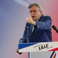 Le leader de l'extrême-gauche française, Jean-Luc Mélenchon, prononçant un discours lors de la Braderie annuelle de Lille, dans le nord de la France, le 5 septembre 2026. (Crédit : Jean-François Badias/AP)