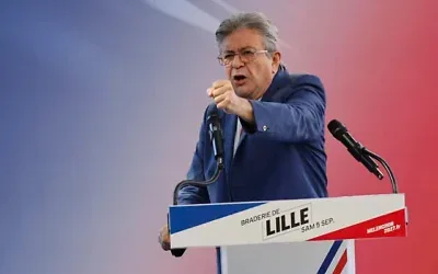Le leader de l'extrême-gauche française, Jean-Luc Mélenchon, prononçant un discours lors de la Braderie annuelle de Lille, dans le nord de la France, le 5 septembre 2026. (Crédit : Jean-François Badias/AP)