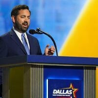 Le représentant américain Mike Lawler, républicain de New York, prend la parole lors de la convention républicaine le 10 septembre 2026 à Dallas. (Crédit : AP Photo/Julio Cortez)