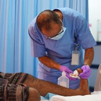 Un Yéménite déplacé originaire de la côte ouest reçoit des soins médicaux à l'hôpital Prince Mohammed bin Salman d'Aden, au Yémen, mercredi 16 septembre 2026. (Crédit: AP/Abdulnasser Alseddik)