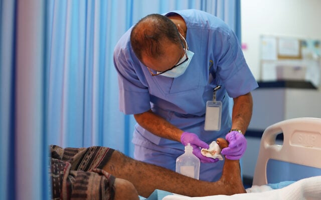 Un Yéménite déplacé originaire de la côte ouest reçoit des soins médicaux à l'hôpital Prince Mohammed bin Salman d'Aden, au Yémen, mercredi 16 septembre 2026. (Crédit: AP/Abdulnasser Alseddik)