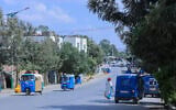 Des passants à Mekelle, la capitale de la région du Tigré en Éthiopie, alors que les combats s'intensifient avec le gouvernement central, jeudi 24 septembre 2026. (Crédit: AP)