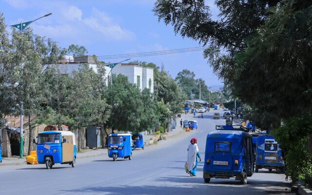 Des passants à Mekelle, la capitale de la région du Tigré en Éthiopie, alors que les combats s'intensifient avec le gouvernement central, jeudi 24 septembre 2026. (Crédit: AP)