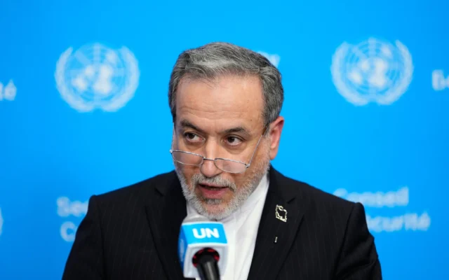 Le ministre iranien des Affaires étrangères, Abbas Araghchi, s’adresse aux médias lors de la 81e session de l’Assemblée générale des Nations unies au siège de l’ONU, le 25 septembre 2026. (Crédit: AP/Yuki Iwamura)