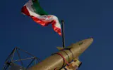 Illustration : un missile iranien exposé sous le drapeau national lors d’une exposition militaire commémorant l’anniversaire du début de la guerre Iran-Irak (1980-1988) sur la place Baharestan, à Téhéran, le 28 septembre 2026. (Crédit : Vahid Salemi/AP)