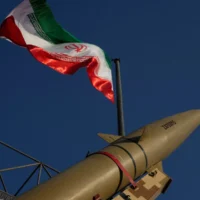 Photo d’illustration : un missile iranien est exposé sous le drapeau national lors d’une exposition militaire commémorant l’anniversaire du début de la guerre Iran-Irak (1980-1988) sur la place Baharestan, à Téhéran, le 28 septembre 2026. (Crédit: Vahid Salemi/AP)