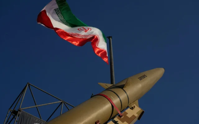 Photo d’illustration : un missile iranien est exposé sous le drapeau national lors d’une exposition militaire commémorant l’anniversaire du début de la guerre Iran-Irak (1980-1988) sur la place Baharestan, à Téhéran, le 28 septembre 2026. (Crédit: Vahid Salemi/AP) Photo d’illustration : un missile iranien est exposé sous le drapeau national lors d’une exposition militaire commémorant l’anniversaire du début de la guerre Iran-Irak (1980-1988) sur la place Baharestan, à Téhéran, le 28 septembre 2026. (Crédit: Vahid Salemi/AP)