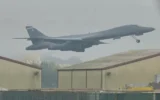 Un bombardier B-1 décollant de la base de la RAF de Fairford, à Fairford, en Angleterre, le 29 septembre 2026. (Crédit : Alastair Grant/AP)