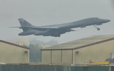 Un bombardier B-1 décollant de la base de la RAF de Fairford, à Fairford, en Angleterre, le 29 septembre 2026. (Crédit : Alastair Grant/AP)