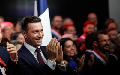 Jordan Bardella, homme politique d'extrême droite français, applaudit tandis que Marine Le Pen (hors-cadre), présidente du Rassemblement national, prend la parole à Hénin-Beaumont, dans le nord de la France, le 13 septembre 2026. (Crédit : AP/Jean-François Badias)