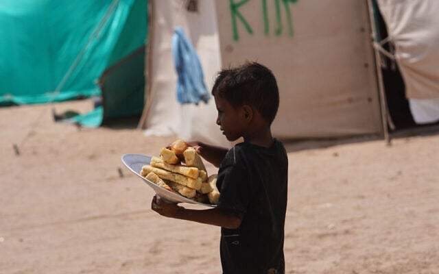 Un petit garçon yéménite déplacé transporte du pain dans le camp d'Al-Firdaws à Ras Imran, dans la banlieue ouest d'Aden, au Yémen, mardi 29 septembre 2026. (Crédit: AP/Abdulnasser Alseddik) Un petit garçon yéménite déplacé transporte du pain dans le camp d'Al-Firdaws à Ras Imran, dans la banlieue ouest d'Aden, au Yémen, mardi 29 septembre 2026. (Crédit: AP/Abdulnasser Alseddik)