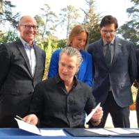 Le gouverneur de Californie, Gavin Newsom, s’apprête à signer des projets de loi sur la protection de l’environnement lors d’une visite à l’Académie des sciences de Californie à San Francisco, le 29 septembre 2026. (Crédit : Rich Pedroncelli/AP)