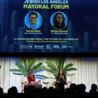 Nithya Raman, candidate à la mairie de Los Angeles (à droite), prenant la parole aux côtés de la modératrice Alex Cohen lors du forum juif sur la mairie de Los Angeles, organisé au Skirball Cultural Center, à Los Angeles, le 29 septembre 2026. (Crédit : Jae C. Hong/AP)