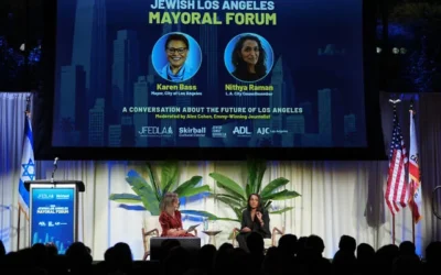 Nithya Raman, candidate à la mairie de Los Angeles (à droite), prenant la parole aux côtés de la modératrice Alex Cohen lors du forum juif sur la mairie de Los Angeles, organisé au Skirball Cultural Center, à Los Angeles, le 29 septembre 2026. (Crédit : Jae C. Hong/AP)