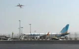 Un avion décollant tandis qu'un appareil de la compagnie flydubai est stationné sur le tarmac de l'aéroport international de Dubaï, à Dubaï, aux Émirats arabes unis, le 30 septembre 2026. (Crédit : AP Photo)