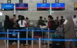 Des passagers faisant la queue pour enregistrer leurs bagages auprès de Flydubai, à l’aéroport international Ben Gurion, près de Tel Aviv, le 30 septembre 2026. (Crédit : Ariel Schalit/AP Photo)