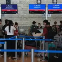 Des passagers faisant la queue pour enregistrer leurs bagages auprès de Flydubai, à l’aéroport international Ben Gurion, près de Tel Aviv, le 30 septembre 2026. (Crédit : Ariel Schalit/AP Photo)