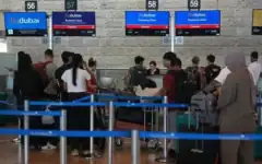 Des passagers faisant la queue pour enregistrer leurs bagages auprès de Flydubai, à l’aéroport international Ben Gurion, près de Tel Aviv, le 30 septembre 2026. (Crédit : Ariel Schalit/AP Photo)