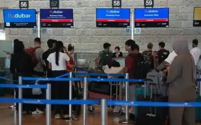 Des passagers faisant la queue pour enregistrer leurs bagages auprès de Flydubai, à l’aéroport international Ben Gurion, près de Tel Aviv, le 30 septembre 2026. (Crédit : Ariel Schalit/AP)