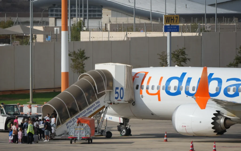 Des passagers embarquant à bord d'un avion de FlyDubai à l'aéroport international Ben Gurion, près de Tel Aviv, le 30 septembre 2026. (Crédit: Ariel Schalit/AP)