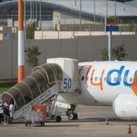 Des passagers embarquant à bord d'un avion de FlyDubai à l'aéroport international Ben Gurion, près de Tel Aviv, le 30 septembre 2026. (Crédit: Ariel Schalit/AP)