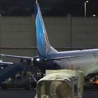 Des passagers descendent d'un avion de la compagnie flydubai transportant des voyageurs israéliens, qui se trouvaient auparavant à bord d'un autre vol victime d'une tentative d'attentat terroriste, à l'aéroport Ben Gurion, le 30 septembre 2026. (Crédit : AP Photo/Ariel Schalit)