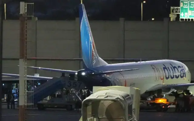 Des passagers débarquant d’un avion de flydubai transportant des voyageurs israéliens qui se trouvaient auparavant à bord d’un autre vol ayant fait l’objet d’une tentative de terrorisme, à l’aéroport Ben Gurion, le 30 septembre 2026. (Crédit : Ariel Schalit/AP Photo)