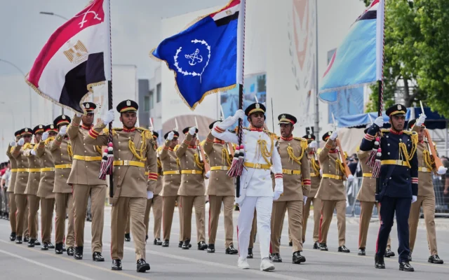 Des soldats égyptiens participent à un défilé militaire marquant le 66e anniversaire de l'indépendance de Chypre vis-à-vis de la domination coloniale britannique, à Nicosie, Chypre, le 1er octobre 2026. (Crédit: AP/Petros Karadjias) Des soldats égyptiens participent à un défilé militaire marquant le 66e anniversaire de l'indépendance de Chypre vis-à-vis de la domination coloniale britannique, à Nicosie, Chypre, le 1er octobre 2026. (Crédit: AP/Petros Karadjias)