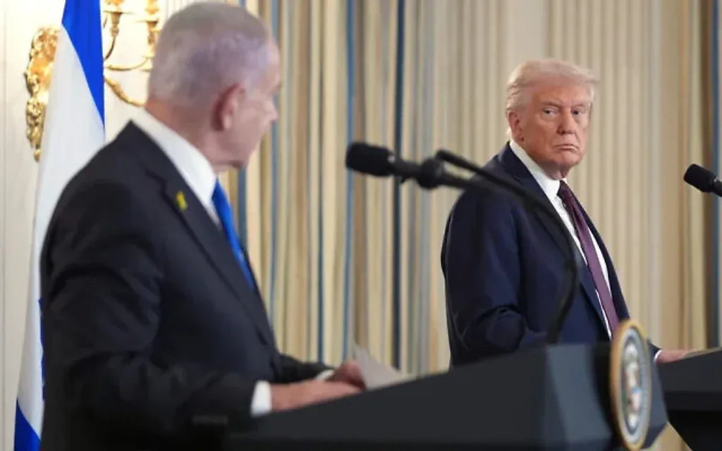 Le président américain Donald Trump (à droite) écoutant lors d’une conférence de presse avec le Premier ministre israélien Benjamin Netanyahu, dans la salle à manger d’État de la Maison Blanche, à Washington, le 29 septembre 2025. (Crédit : Evan Vucci/AP) Le président américain Donald Trump (à droite) écoutant lors d’une conférence de presse avec le Premier ministre israélien Benjamin Netanyahu, dans la salle à manger d’État de la Maison Blanche, à Washington, le 29 septembre 2025. (Crédit : Evan Vucci/AP)