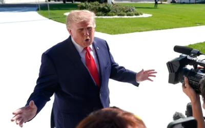 Le président américain Donald Trump s’adresse aux journalistes avant de monter à bord de Marine One alors qu’il quitte la Maison Blanche, le 1er octobre 2026, à Washington. (Crédit: AP/Manuel Balce Ceneta)