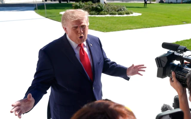 Le président américain Donald Trump s’adresse aux journalistes avant de monter à bord de Marine One alors qu’il quitte la Maison Blanche, le 1er octobre 2026, à Washington. (Crédit: AP/Manuel Balce Ceneta)