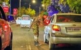 Un soldat du département de la sécurité d'Aden contrôle un véhicule à un poste de contrôle à Aden, au Yémen, dans la soirée du 1er octobre 2026. (Crédit : AP Photo/Abdulnasser Alseddik)