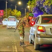 Un soldat du département de la sécurité d'Aden contrôle un véhicule à un poste de contrôle à Aden, au Yémen, dans la soirée du 1er octobre 2026. (Crédit : AP Photo/Abdulnasser Alseddik)