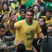 Le candidat de l'opposition à la présidence, Flavio Bolsonaro, saluant ses partisans lors d'un meeting électoral à la veille des élections législatives, à Campo Grande, dans l'État de Rio de Janeiro, le 3 octobre 2026. (Crédit : Bruna Prado/AP)