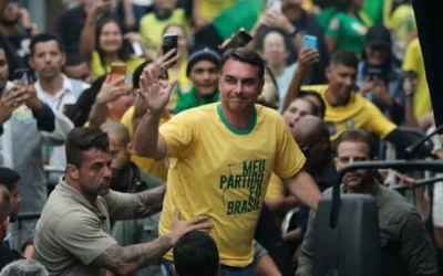 Le candidat de l'opposition à la présidence, Flavio Bolsonaro, saluant ses partisans lors d'un meeting électoral à la veille des élections législatives, à Campo Grande, dans l'État de Rio de Janeiro, le 3 octobre 2026. (Crédit : Bruna Prado/AP)