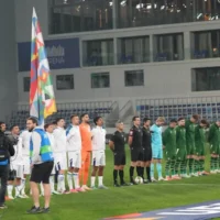 Les joueurs irlandais baissant la tête pendant l'Hatikva, l'hymne national israélien avant le match de football de la Ligue des nations de l'UEFA opposant la République d'Irlande à Israël, à Bačka  Topola, en Serbie, le 4 octobre 2026. (Crédit : Darko Vojinovic/AP)
