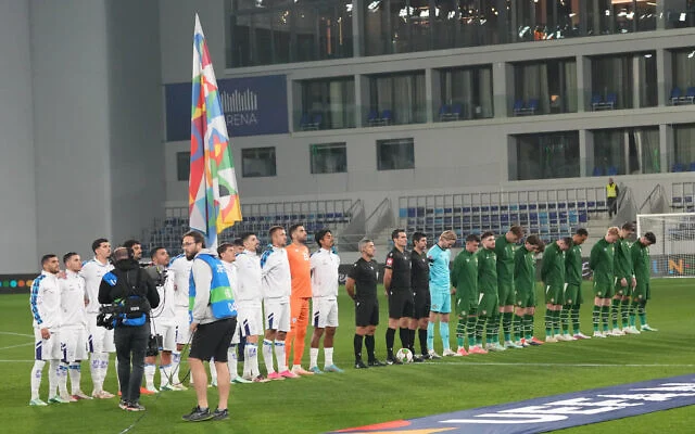 Les joueurs irlandais baissant la tête pendant l'Hatikva, l'hymne national israélien avant le match de football de la Ligue des nations de l'UEFA opposant la République d'Irlande à Israël, à Bačka Topola, en Serbie, le 4 octobre 2026. (Crédit : Darko Vojinovic/AP) Les joueurs irlandais baissant la tête pendant l'Hatikva, l'hymne national israélien avant le match de football de la Ligue des nations de l'UEFA opposant la République d'Irlande à Israël, à Bačka Topola, en Serbie, le 4 octobre 2026. (Crédit : Darko Vojinovic/AP)