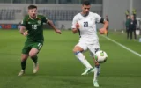 L'Israélien Liel Abada passant le ballon devant l'Irlandais Owen Elding lors du match de football de la Ligue des nations de l'UEFA opposant la République d'Irlande à Israël, à Backa Topola, en Serbie, le 4 octobre 2026. (Crédit : Darko Vojinovic/AP)