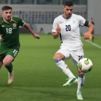 L'Israélien Liel Abada passant le ballon devant l'Irlandais Owen Elding lors du match de football de la Ligue des nations de l'UEFA opposant la République d'Irlande à Israël, à Backa Topola, en Serbie, le 4 octobre 2026. (Crédit : Darko Vojinovic/AP)