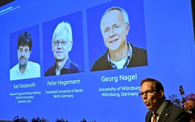 Karl Deisseroth, Peter Hegemann et Georg Nagel apparaissant à l'écran alors qu'ils se voient décerner le prix Nobel de physiologie ou de médecine 2026, comme cela a été annoncé lors d'une conférence de presse au Forum Nobel de l'Institut Karolinska à Stockholm, en Suède, le 5 octobre 2026. (Crédit : Pontus Lundahl/Agence de presse TT via AP) Karl Deisseroth, Peter Hegemann et Georg Nagel apparaissant à l'écran alors qu'ils se voient décerner le prix Nobel de physiologie ou de médecine 2026, comme cela a été annoncé lors d'une conférence de presse au Forum Nobel de l'Institut Karolinska à Stockholm, en Suède, le 5 octobre 2026. (Crédit : Pontus Lundahl/Agence de presse TT via AP)