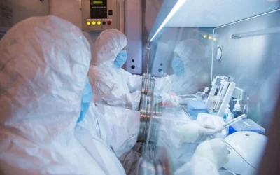Des collaborateurs de l'institut dans un laboratoire, sur cette photo non datée. (Crédit : Institut de recherche sur la lutte contre la peste d'Irkoutsk, en Sibérie et en Extrême-Orient, via AP) Des collaborateurs de l'institut dans un laboratoire, sur cette photo non datée. (Crédit : Institut de recherche sur la lutte contre la peste d'Irkoutsk, en Sibérie et en Extrême-Orient, via AP)