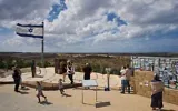 Des visiteurs rassemblés sur une colline surplombant la bande de Gaza, à Sderot, dans le sud d'Israël, le 1ᵉʳ octobre 2026. (Crédit : Oded Balilty/AP)