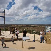 Des visiteurs rassemblés sur une colline surplombant la bande de Gaza, à Sderot, dans le sud d'Israël, le 1ᵉʳ octobre 2026. (Crédit : Oded Balilty/AP)